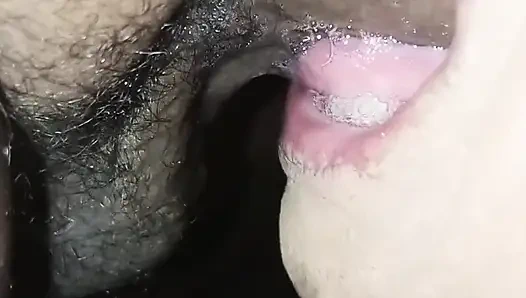 Dia mengisap penisnya tanpa mengeluarkannya dari tenggorokannya, hanya berhenti ketika itu benar-benar lembut.