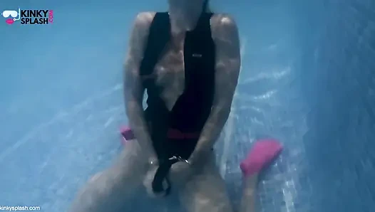 Perbudakan bawah air, muncrat & muncrat di wetsuitku yang sempit