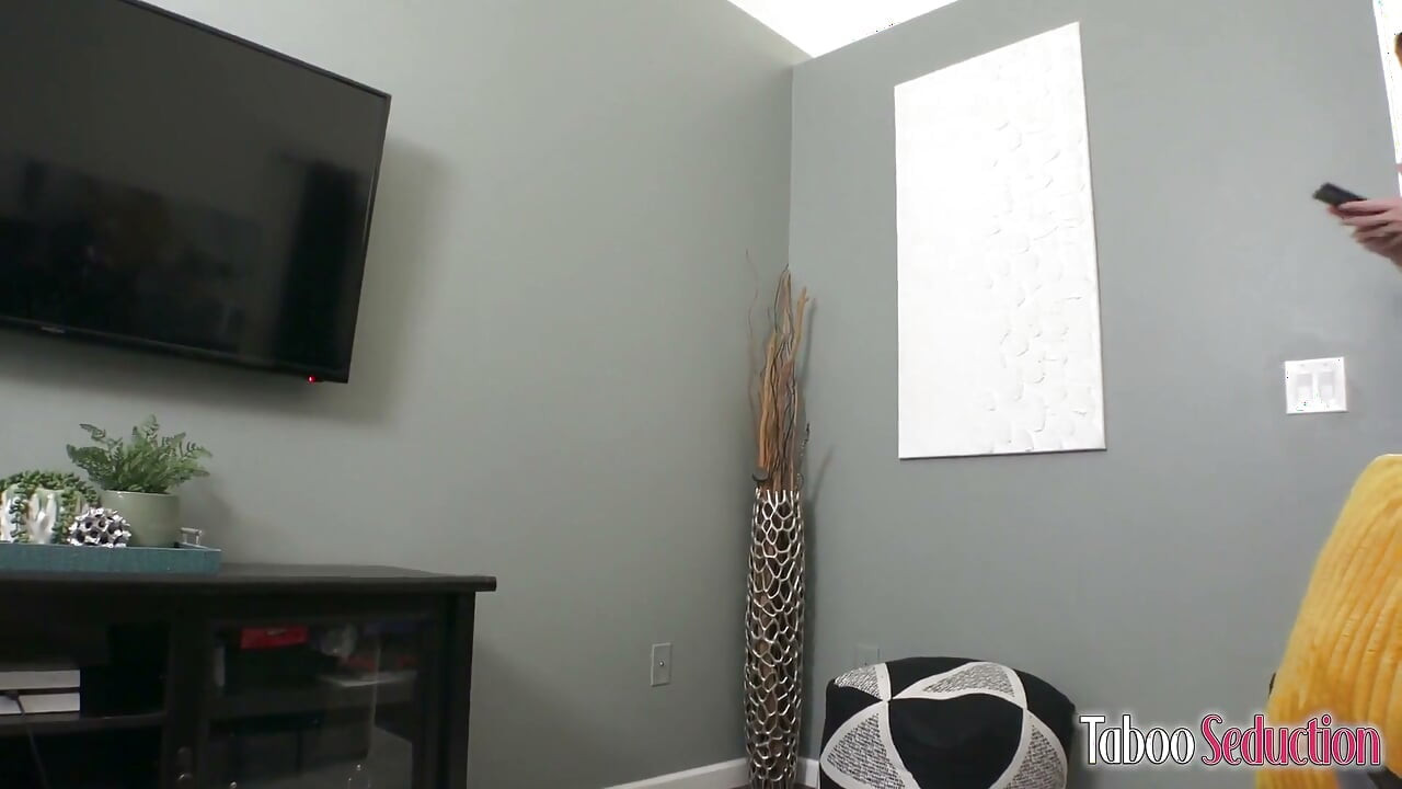 I Caught Stepmom Amiee Cambridge with Naughty Pics on Her Phone - Taboo Seduction