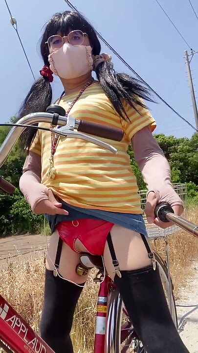 No. 228 Peeing in Split-crotch Shorts