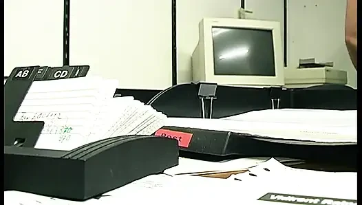 Brünette schlampe masturbiert für ihn