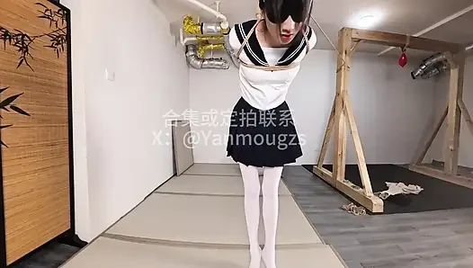 Lengan lurus dikombinasikan dengan pengikatan terbalik gaya Jepang dan kaki lipat untuk suspensi semi-suspensi