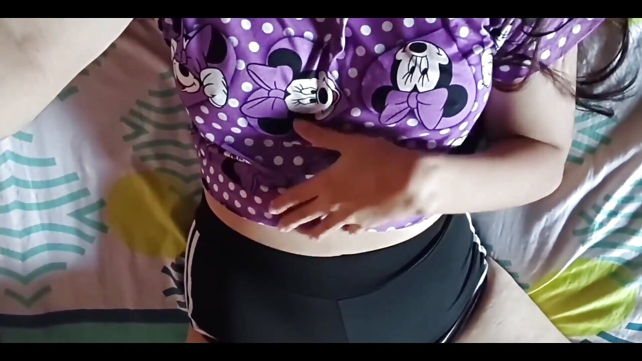 Linda garota de pijama toca sua bunda e goza na cama do padrasto