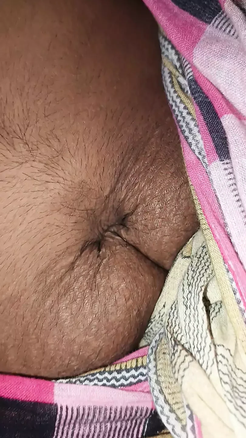 Indische tante vingert haar poesje en spuit heel hard