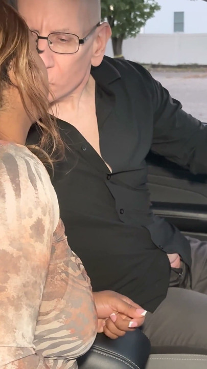 Donna blir fylt med sæd på datekveld
