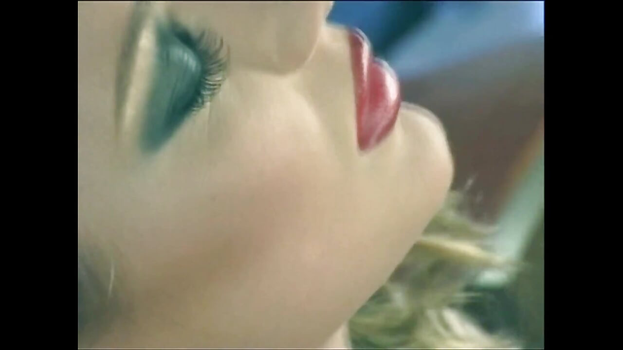 أورورا سنو المنحرف الذي يلعب