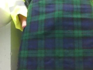 Masturbandome en mi falda escocesa