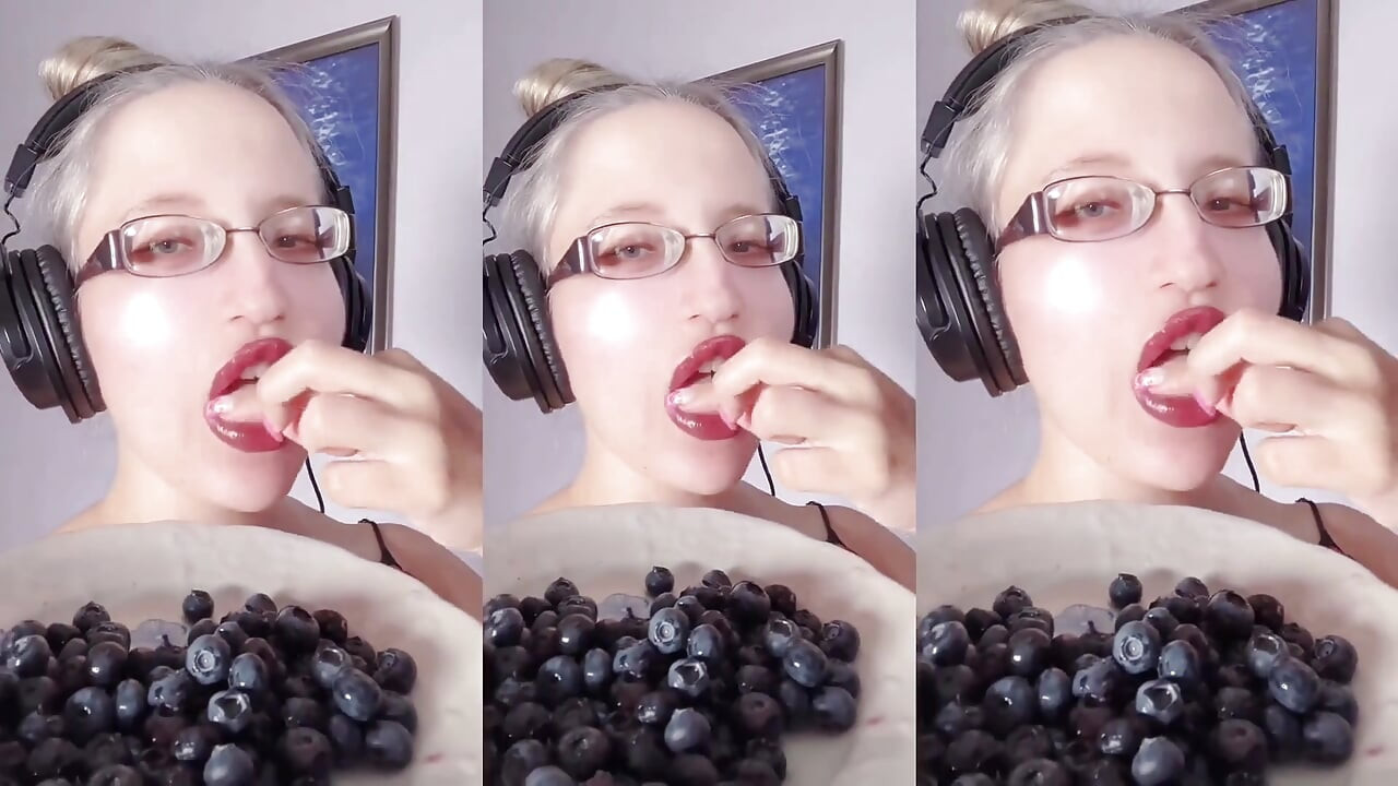 Asmr Blueberry kha rahi hai - asmr, chashma, jaiyntes