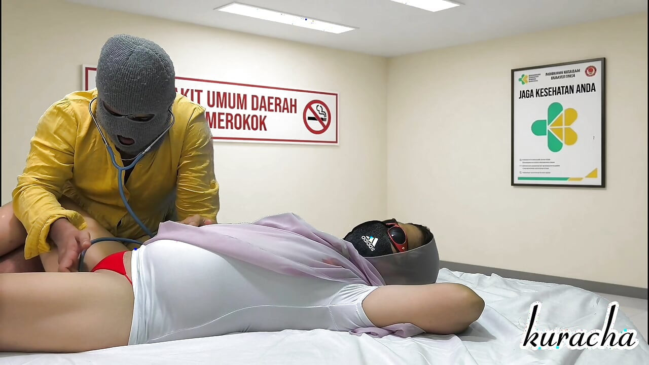 Hot chubby nurse came to a doctor to fucked him.