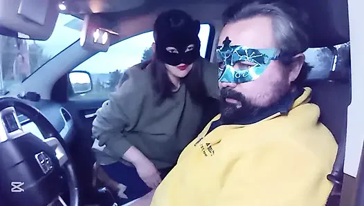 Menampar muka di dalam mobil