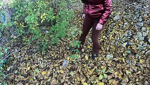 Fetish 316 nyepong kontol di luar ruangan yang berisiko di pinggir danau merah