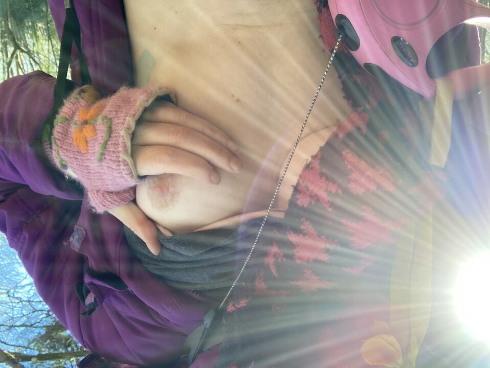 Ma belle-mère excitée baisse son pantalon en promenant son acolyte pour jouer avec ses pubiens sur un sentier touristique populaire