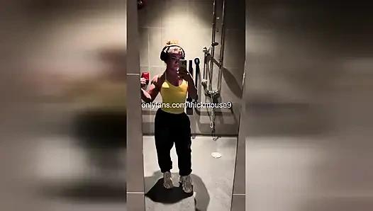 Memek cewek tiktok thot usia 18 tahun meledak di depan kamera! Menganga tanpa sensor