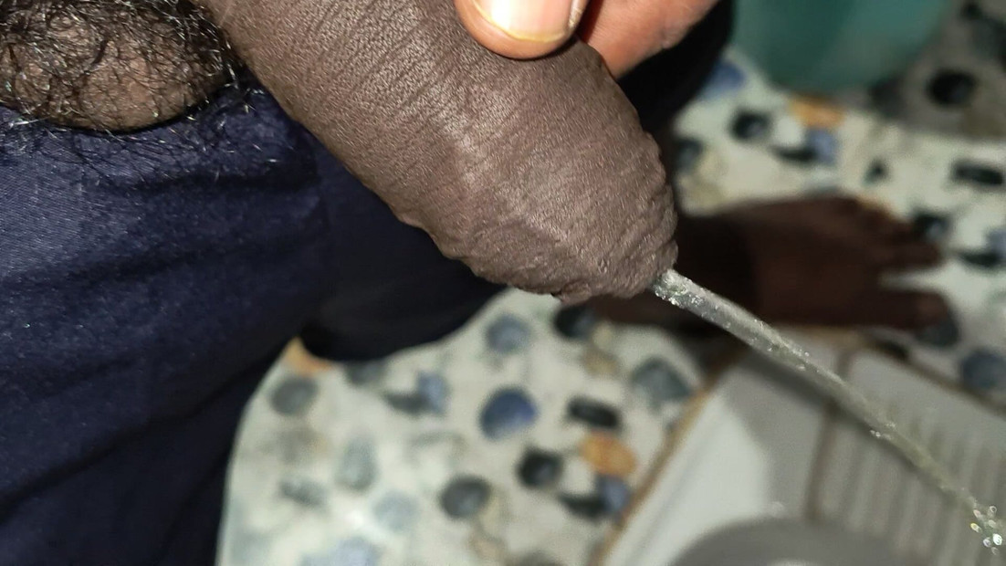 Video pišanja u kupaonici izbliza