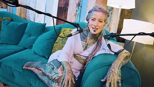 B hakkında konuşuyorum - bordem - asmr podcast sfw konuşuyor gotik sıska kız dreadlocks dövmeli model dövmeli kız