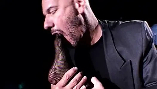 Esmer genç kızın buharlı sinemada ayak fetişi ile üçlü seks