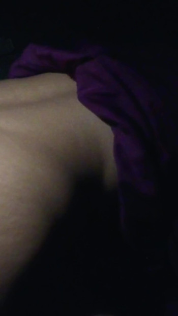 Ikoniskt ögonblick från "Big Ass Asian Girl knullad hårt av sin hyresvärd I Middle Of The Night."