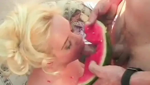 Versauter typ und blondine mit riesigen titten werden mit einer wassermelone verspielt und ficken dann im freien