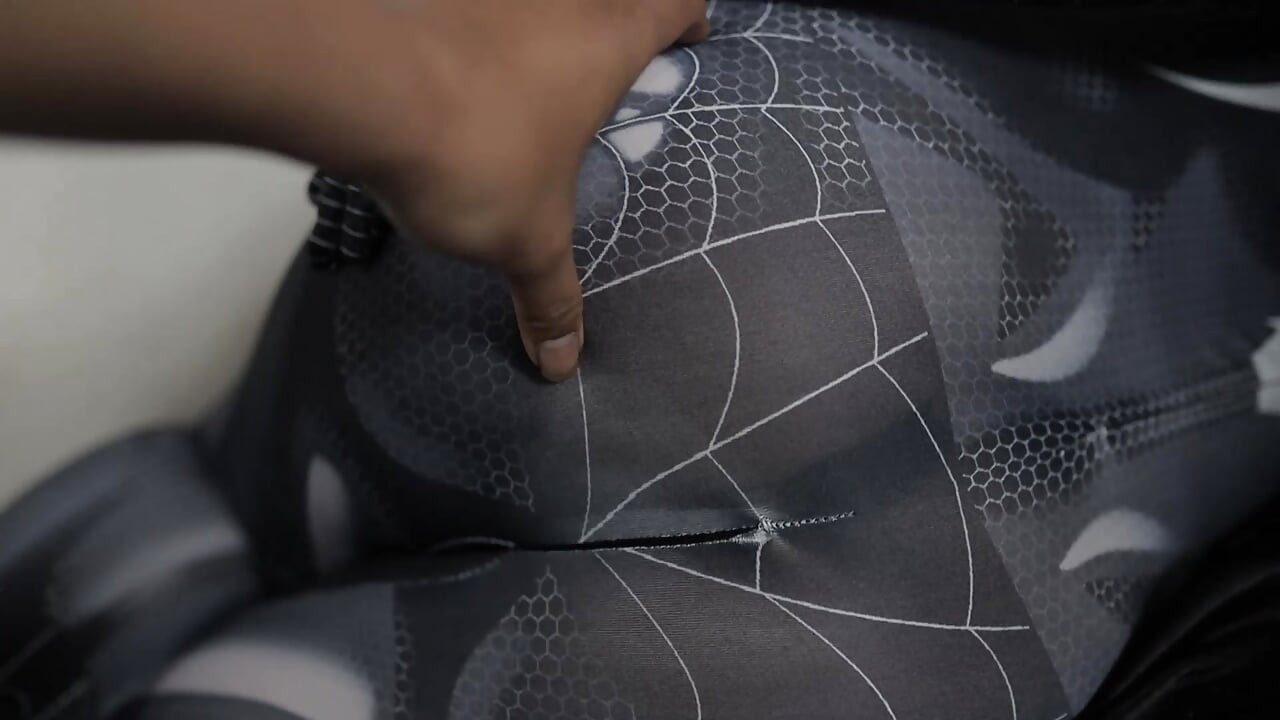 보지에 병 플러그를 꽂은 스파이더맨 코스프레