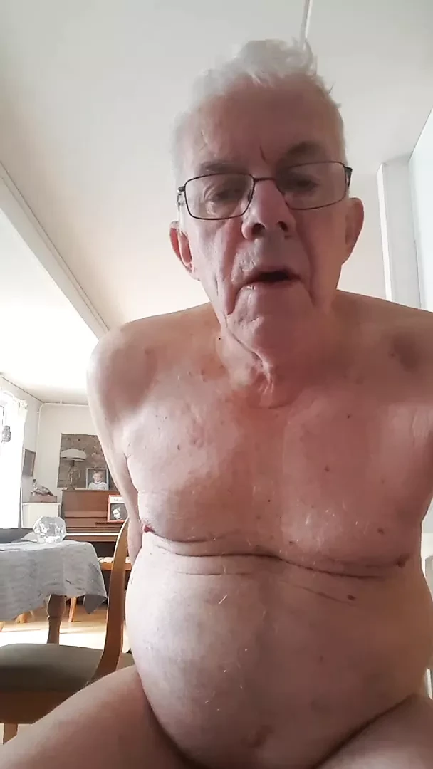 My friend mak me Horny on webcam.