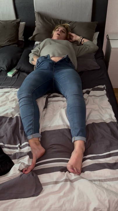 Masturbation on the bed, multiple orgasms, fingering, clitoris, moist, moaning, shaking, I several times, I'm coming, I'll get it | Clip 1