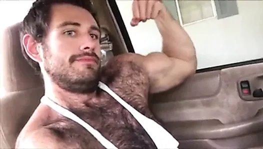 Gay sex: sexig hårig bröstbjörn, jack off i bilen.