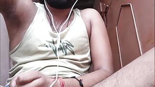 Solo Masterbation στην παρακολούθηση καυτού βίντεο με γαμήσι