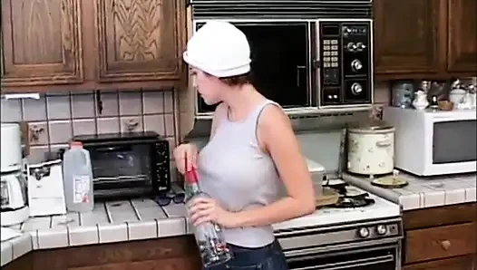 Seksi sarışın ve büyük memeli kızıl saçlı lezbiyenler dildo emiyor amcık dildo mutfakta sikiliyor