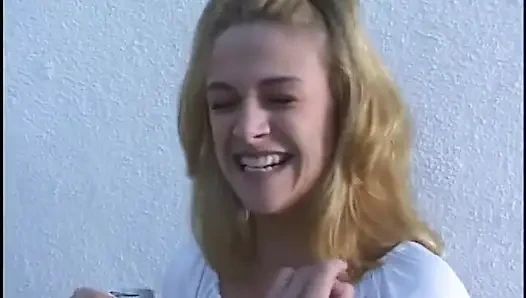 Сексуальная сосущая член крошка принимает хуй в пизду и задницу в FMM в тройничке, затем обкончали