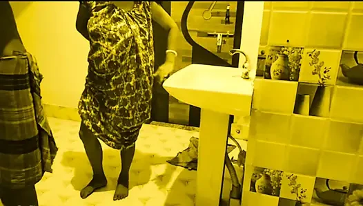 Desi hot bhabi ingin devar muda kontol keras di ruang dapur.