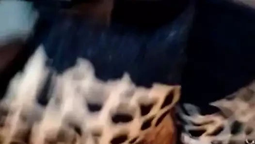 Rica chaqueta Jugando con la ropa de mi hermana