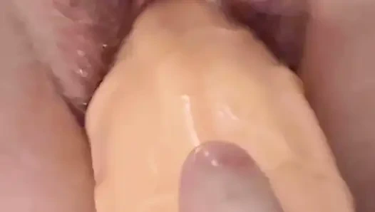 POV - жена растягивается огромным дилдо, экстремальным крупным планом, многократными оргазмами, затем получает кримпай