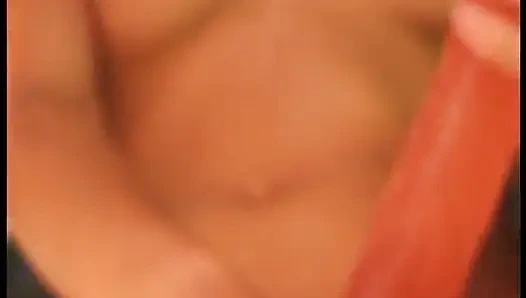 Cewek pirang mengerang saat dia menyetubuhi memeknya yang dicukur dengan dildo panjang