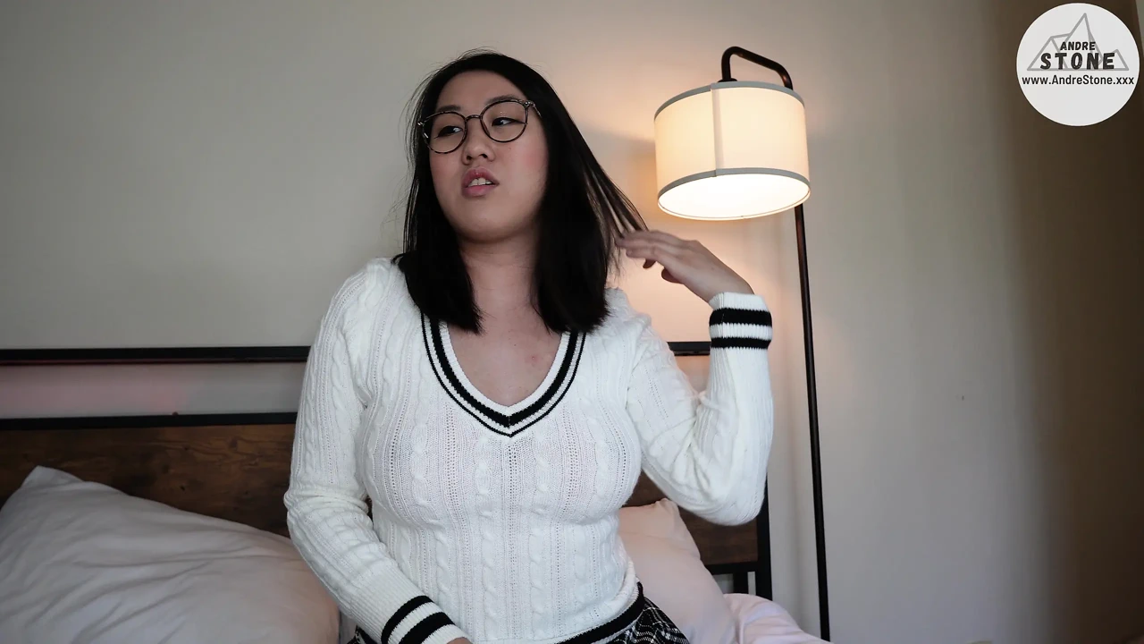 害羞的书呆子亚洲女友豆腐是一个秘密的淫娃