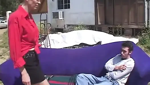 Tante seksi dientot gaya misionaris di memeknya yang dicukur