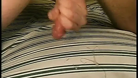 Brünette wird von bisexuellen typen hart im doggystyle auf der couch gefickt