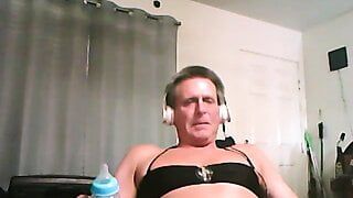 Rick Wimmer vistiendo el bikini sexy de su novia