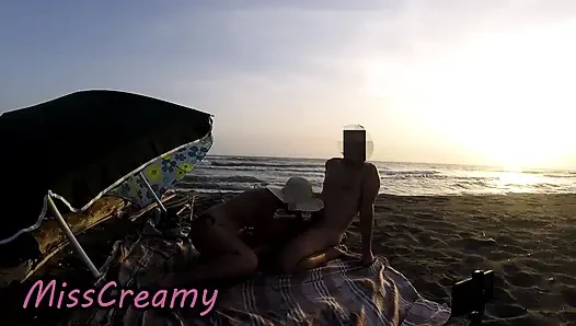 Bu guru perancis nyepong kontol ekstrem di pantai nudist sampai dicrot di dalam