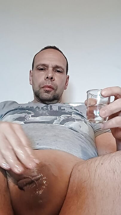 I oil my cock to masturbate