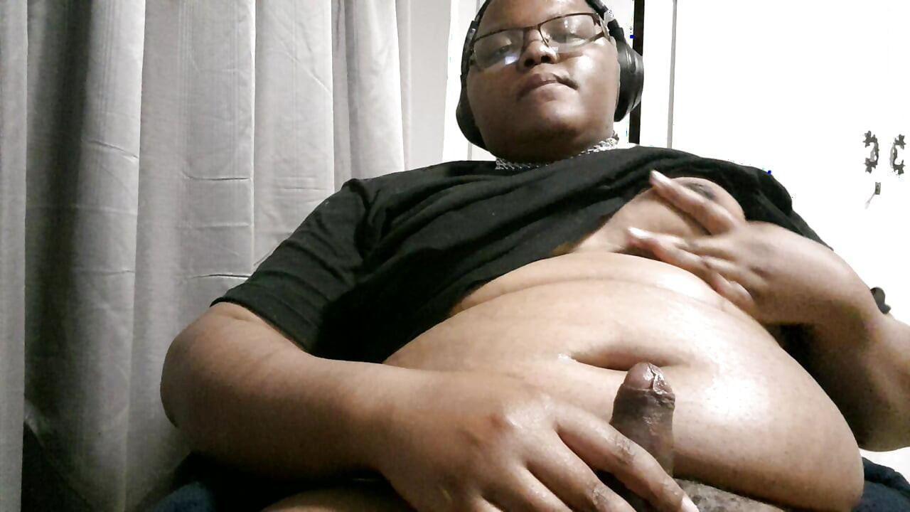 Черный транс смотрит порно и мастурбирует, часть 3