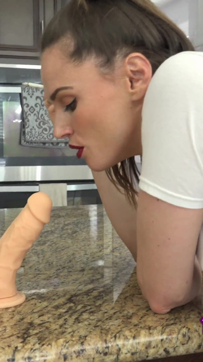 Tori Black rookt een sigaret met een plug in haar hete kont