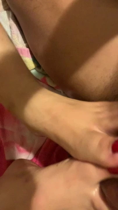 D feet giving me a footjob