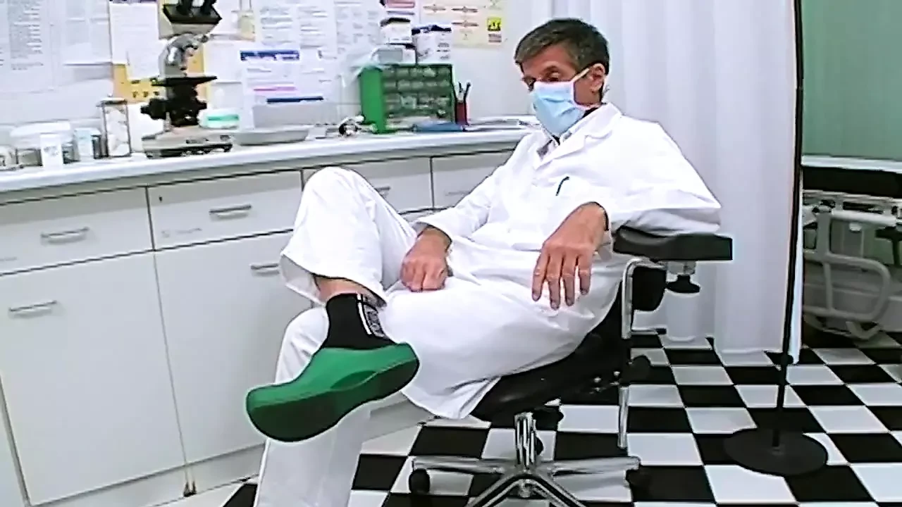 Vruća mokra trojka u doktoroolinoj kancelariji