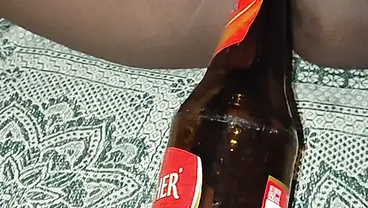 Karım içine bir şişe bira koydu.