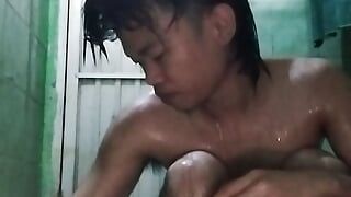 Chico asiático semen y sexo anal en baño joven