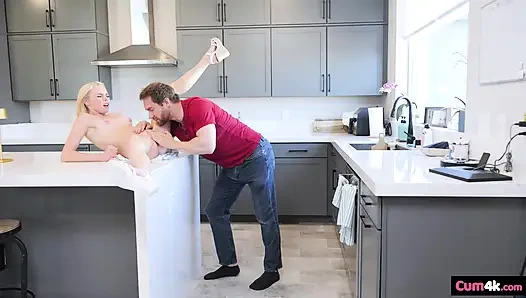 Çaresiz döl sürtük kirayı kazanmak için amını dolduruyor