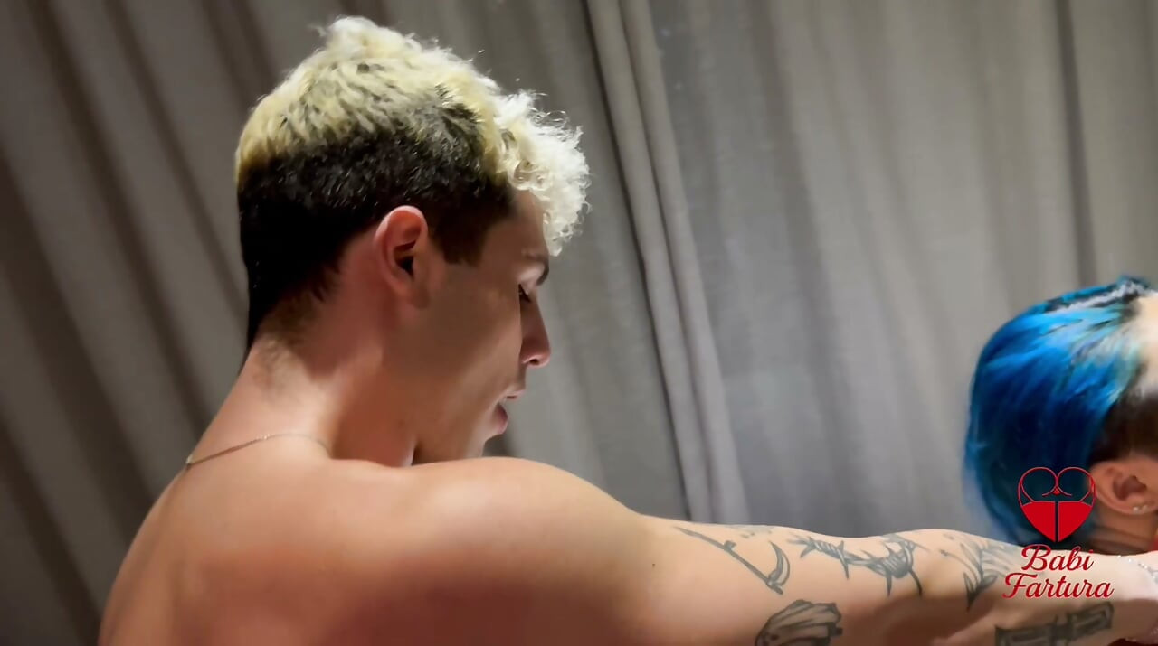 Eu dei pro namorado da minha amiga enquanto ela assistia, filmava e se masturbava, mas ela não aguentou a excitação e entrou na brincadeira