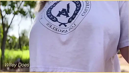 Женушка любит светить своими идеальными сиськами