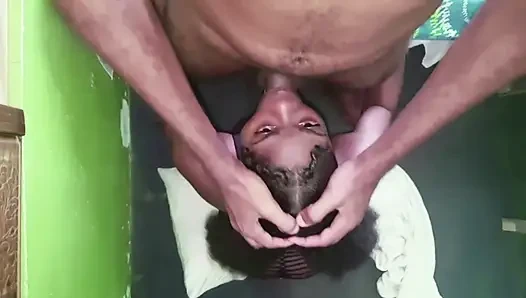 Bakış açısı ve yandan görünüm durmadan gırtlağını sikiyor