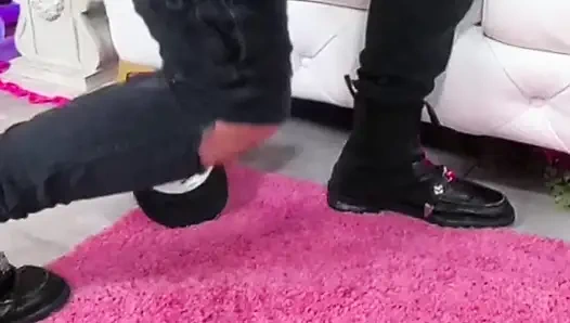 Рот Dolly Paige забрызгивают теплым золотистым душем!